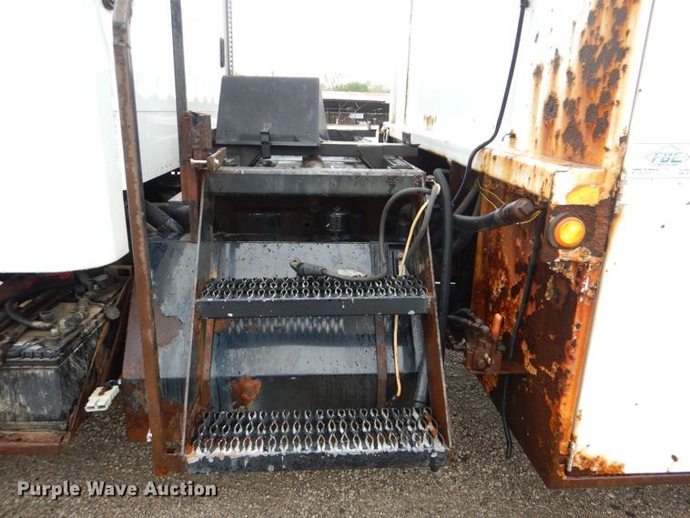 image for item GF9145 2004 Freightliner Business Class M2 service truck with crane