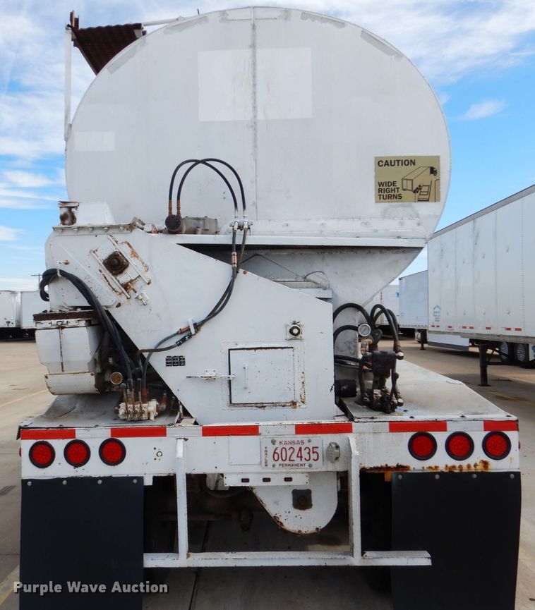 image for item GO9090 1984 Ledwell LW40APW Paddle Wagon feed delivery trailer