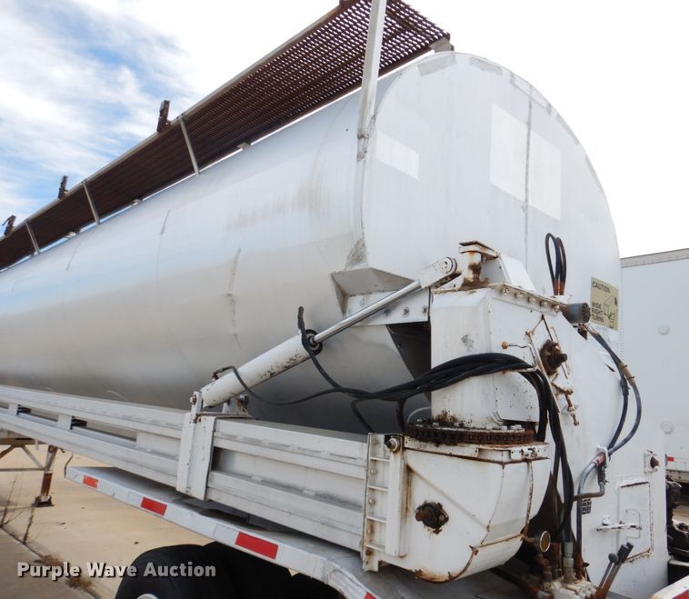 image for item GO9090 1984 Ledwell LW40APW Paddle Wagon feed delivery trailer