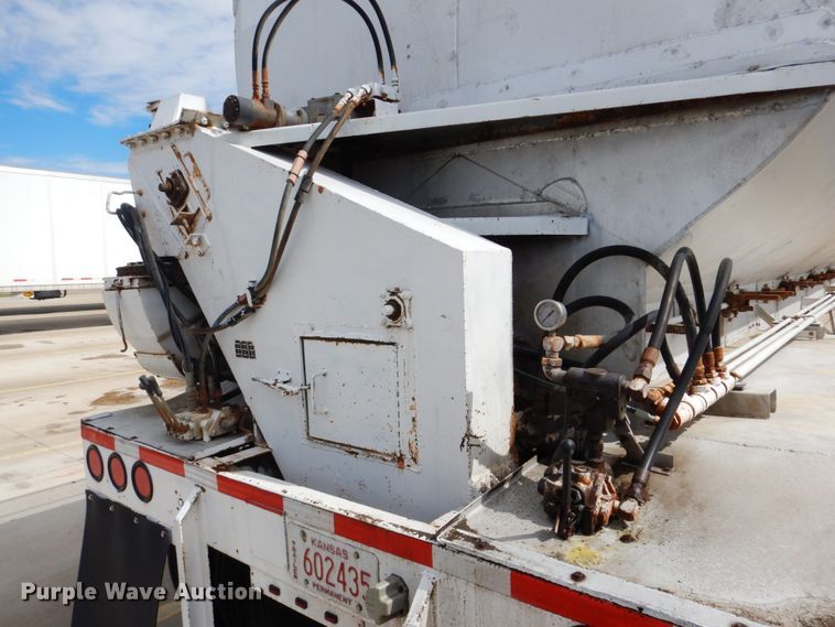 image for item GO9090 1984 Ledwell LW40APW Paddle Wagon feed delivery trailer