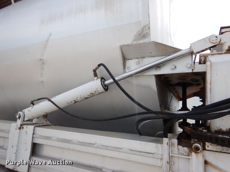 image for item GO9090 1984 Ledwell LW40APW Paddle Wagon feed delivery trailer