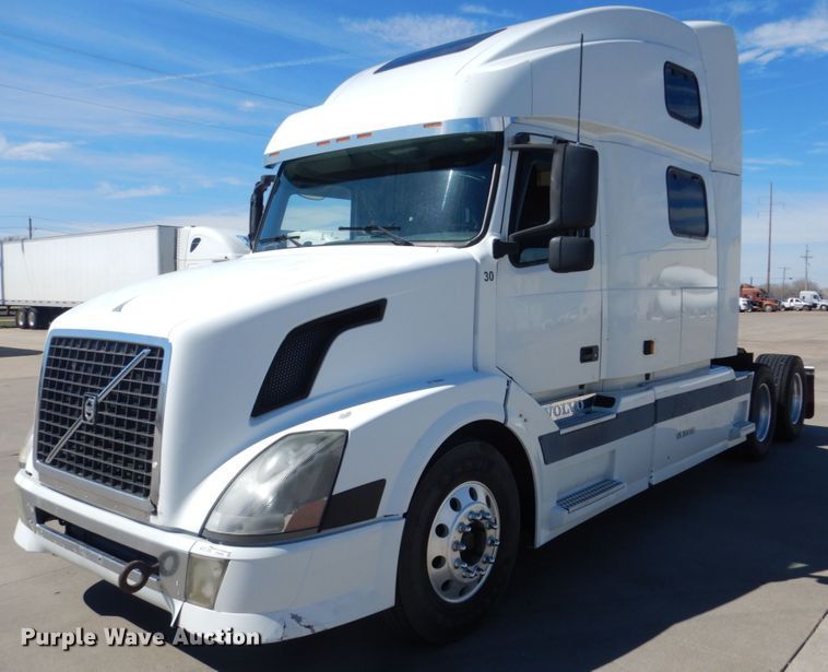 image for item GO9097 2003 Volvo VN semi truck