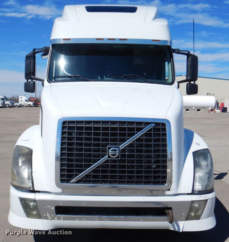 image for item GO9097 2003 Volvo VN semi truck