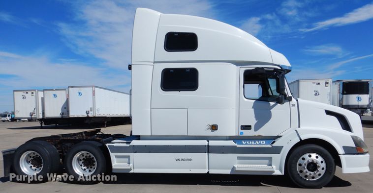 image for item GO9097 2003 Volvo VN semi truck