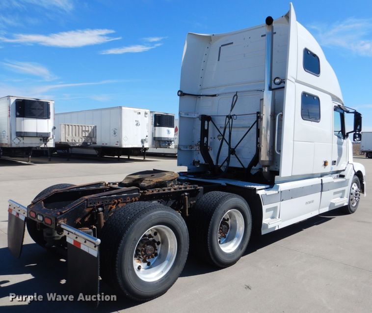 image for item GO9097 2003 Volvo VN semi truck