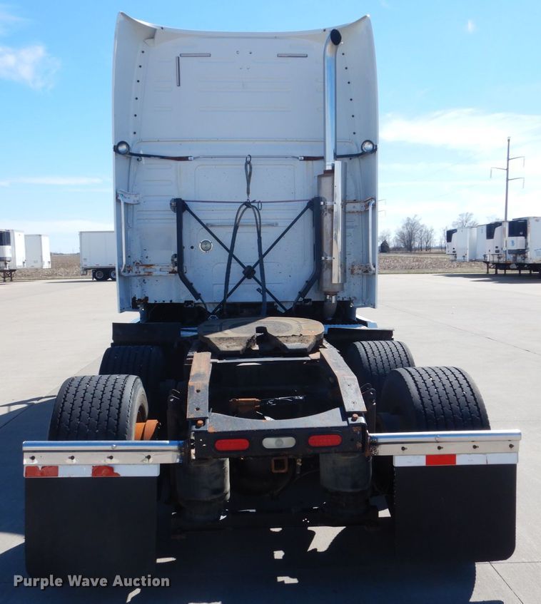 image for item GO9097 2003 Volvo VN semi truck