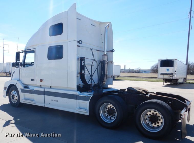 image for item GO9097 2003 Volvo VN semi truck