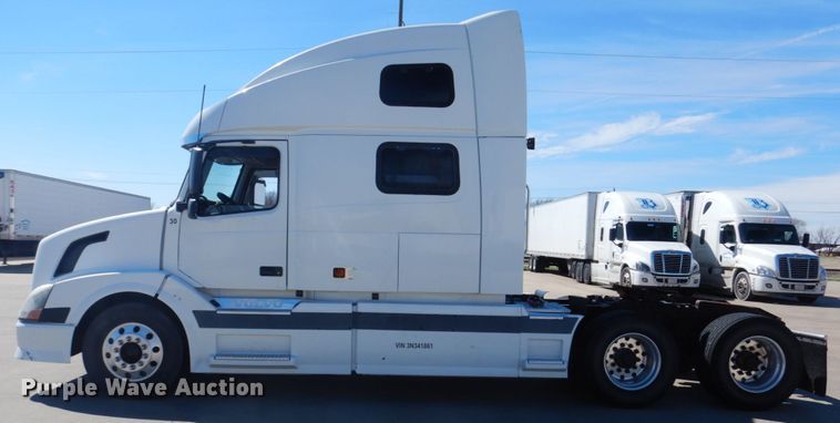 image for item GO9097 2003 Volvo VN semi truck