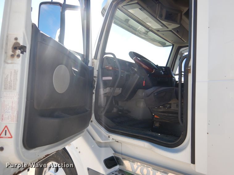 image for item GO9097 2003 Volvo VN semi truck