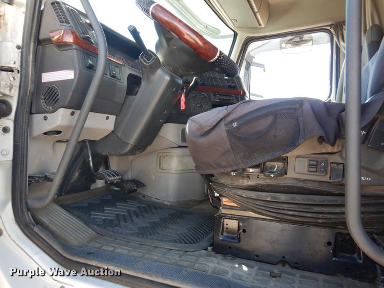 image for item GO9097 2003 Volvo VN semi truck