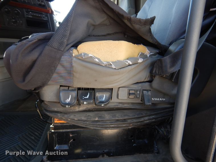 image for item GO9097 2003 Volvo VN semi truck