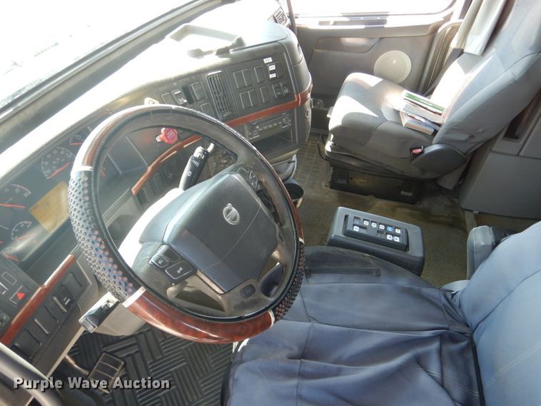 image for item GO9097 2003 Volvo VN semi truck