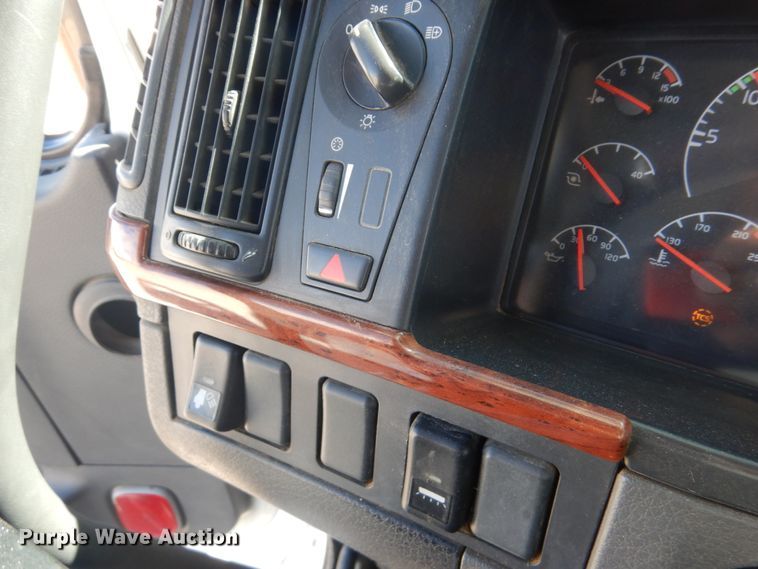 image for item GO9097 2003 Volvo VN semi truck