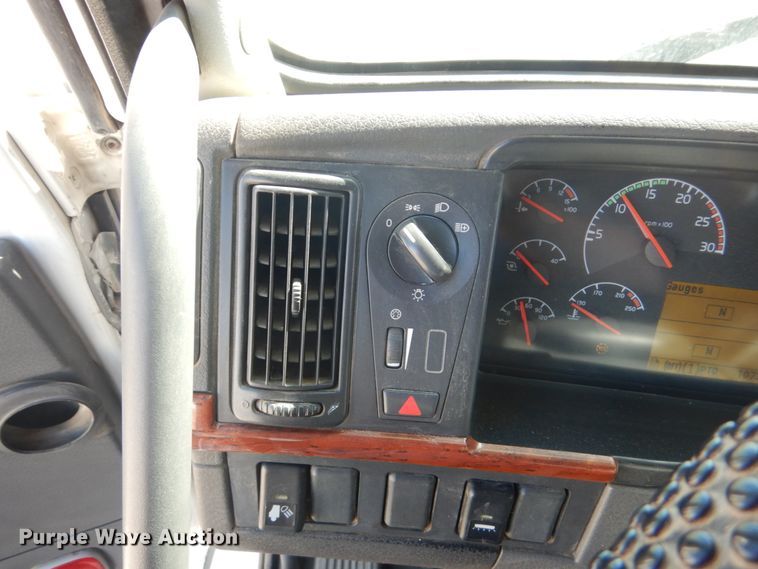 image for item GO9097 2003 Volvo VN semi truck