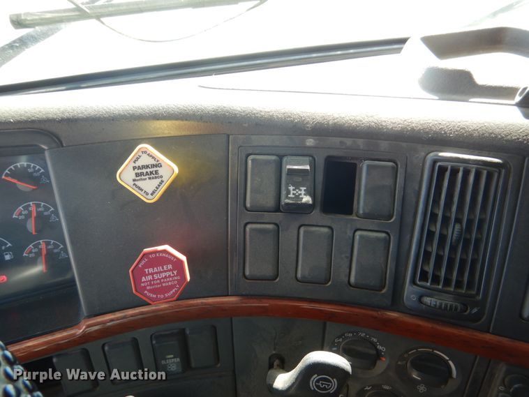 image for item GO9097 2003 Volvo VN semi truck