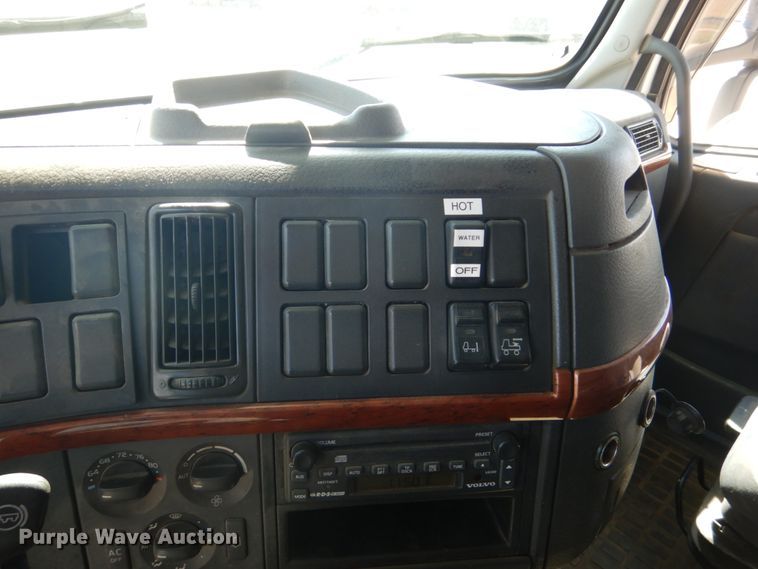 image for item GO9097 2003 Volvo VN semi truck