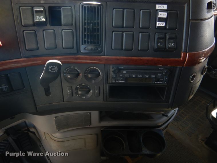 image for item GO9097 2003 Volvo VN semi truck