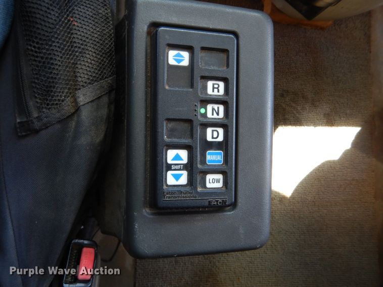 image for item GO9097 2003 Volvo VN semi truck