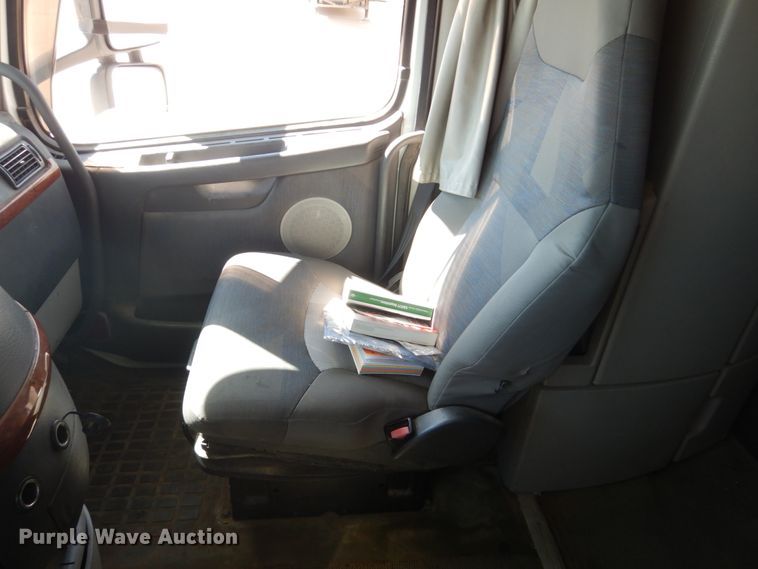 image for item GO9097 2003 Volvo VN semi truck