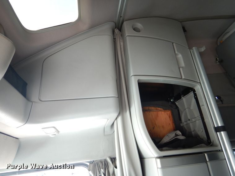 image for item GO9097 2003 Volvo VN semi truck