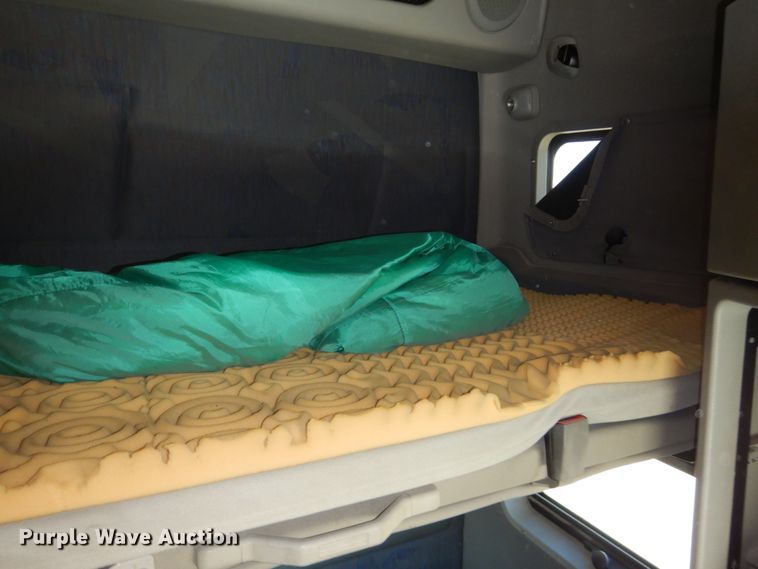 image for item GO9097 2003 Volvo VN semi truck