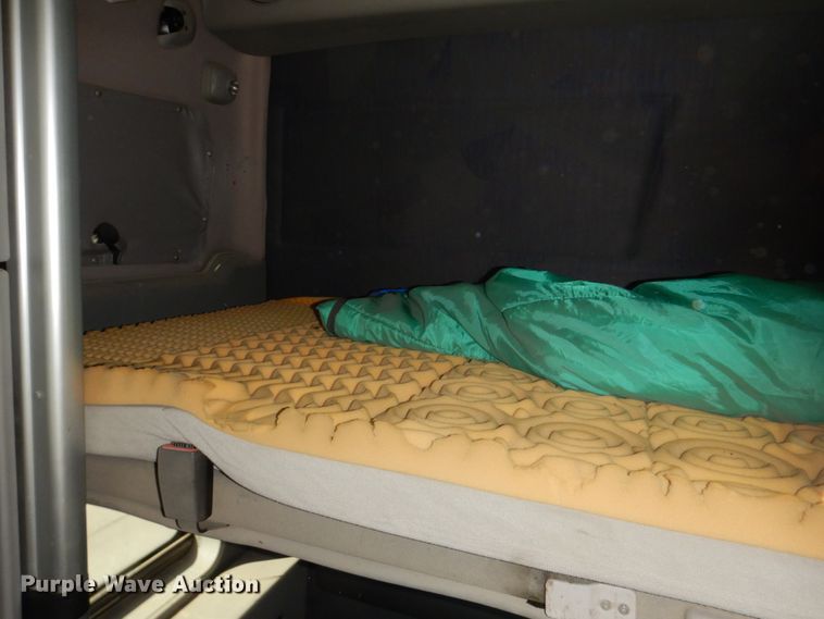 image for item GO9097 2003 Volvo VN semi truck