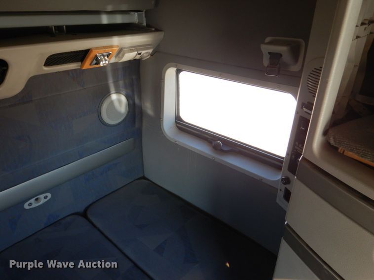 image for item GO9097 2003 Volvo VN semi truck