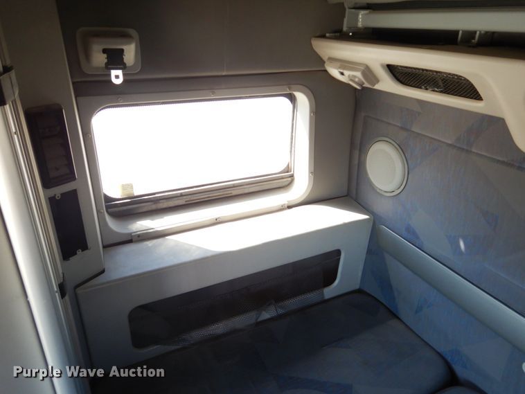 image for item GO9097 2003 Volvo VN semi truck