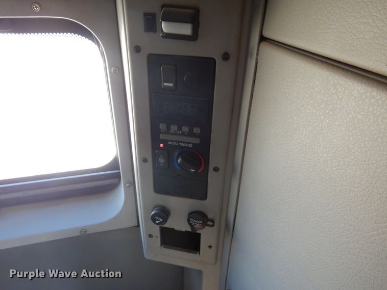 image for item GO9097 2003 Volvo VN semi truck