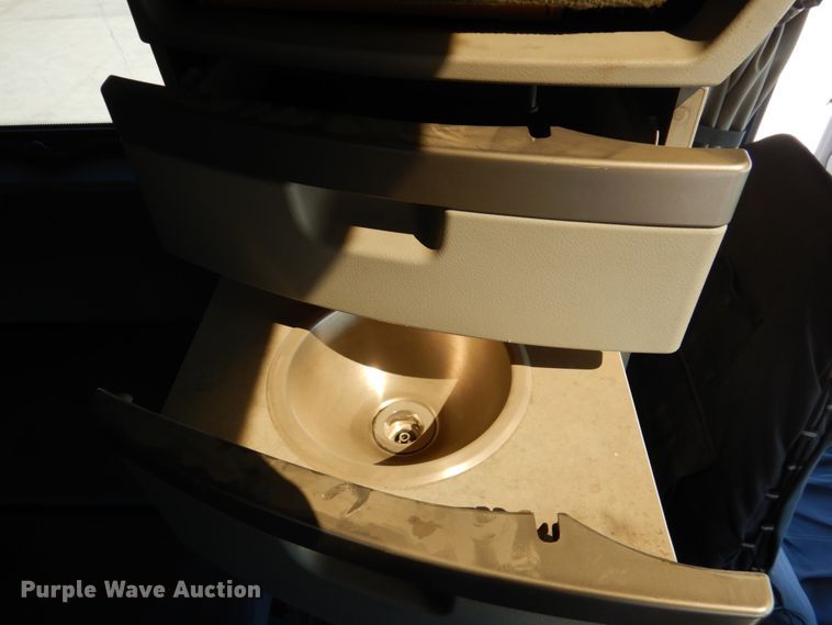 image for item GO9097 2003 Volvo VN semi truck