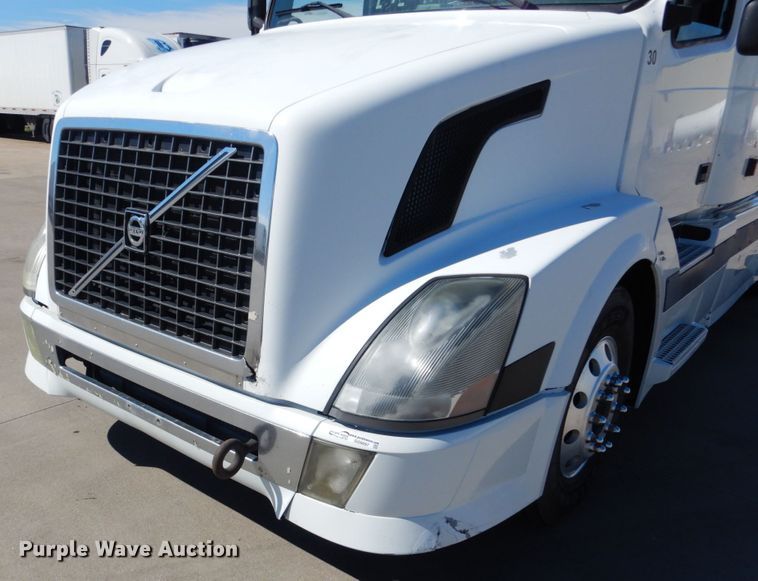 image for item GO9097 2003 Volvo VN semi truck