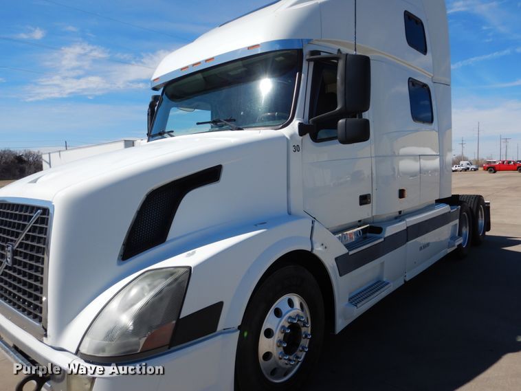 image for item GO9097 2003 Volvo VN semi truck