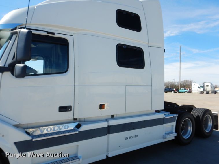 image for item GO9097 2003 Volvo VN semi truck