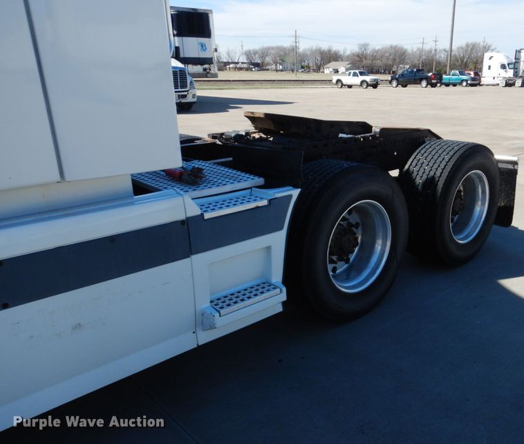 image for item GO9097 2003 Volvo VN semi truck