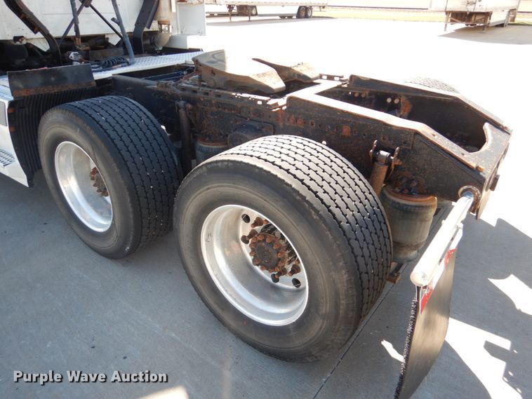 image for item GO9097 2003 Volvo VN semi truck