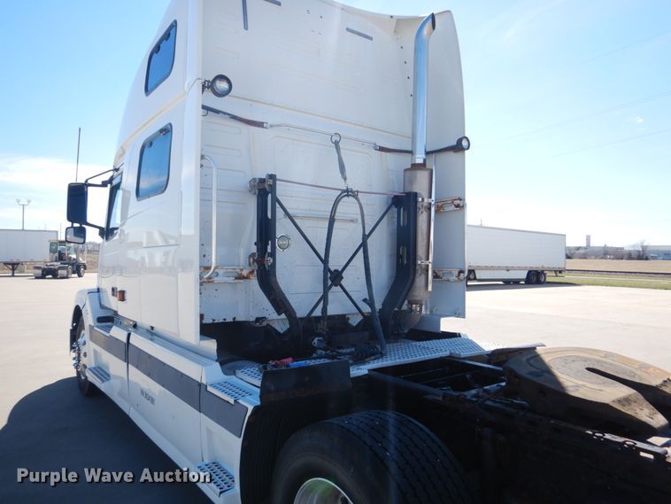 image for item GO9097 2003 Volvo VN semi truck