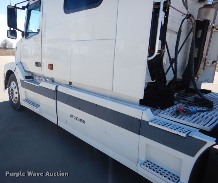 image for item GO9097 2003 Volvo VN semi truck