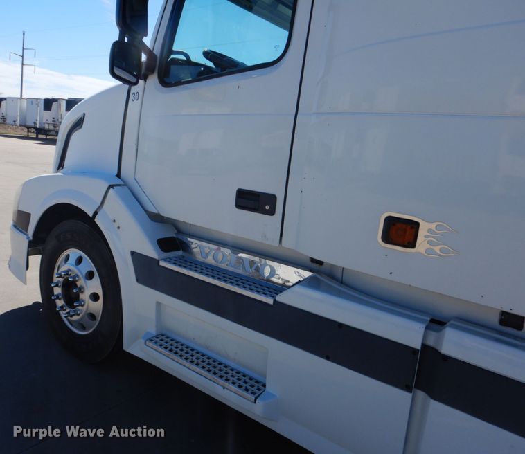 image for item GO9097 2003 Volvo VN semi truck