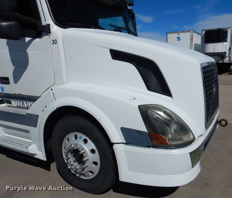 image for item GO9097 2003 Volvo VN semi truck