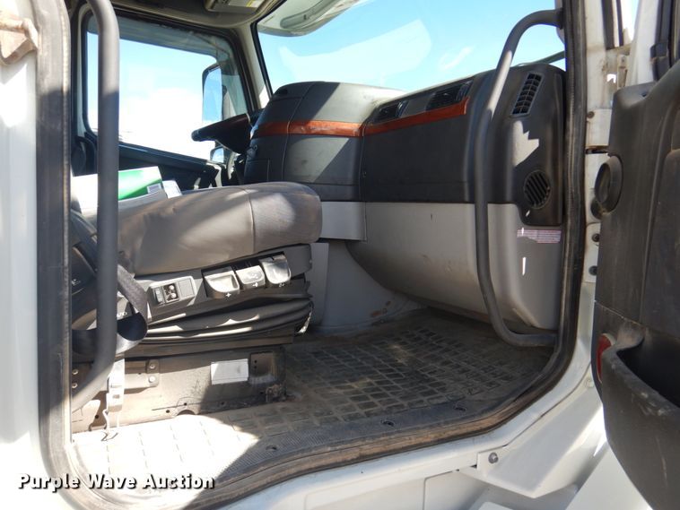 image for item GO9097 2003 Volvo VN semi truck