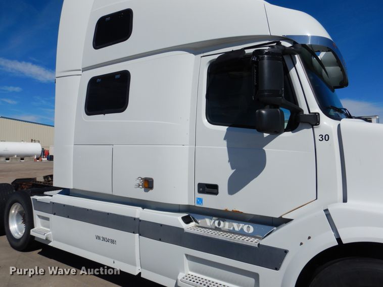 image for item GO9097 2003 Volvo VN semi truck