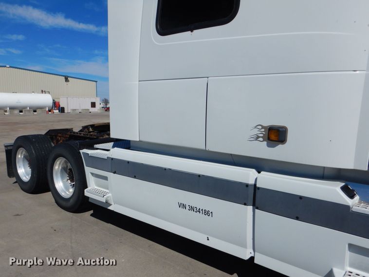 image for item GO9097 2003 Volvo VN semi truck