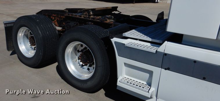 image for item GO9097 2003 Volvo VN semi truck