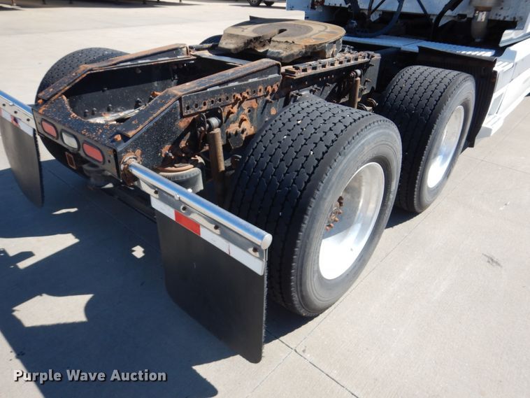 image for item GO9097 2003 Volvo VN semi truck