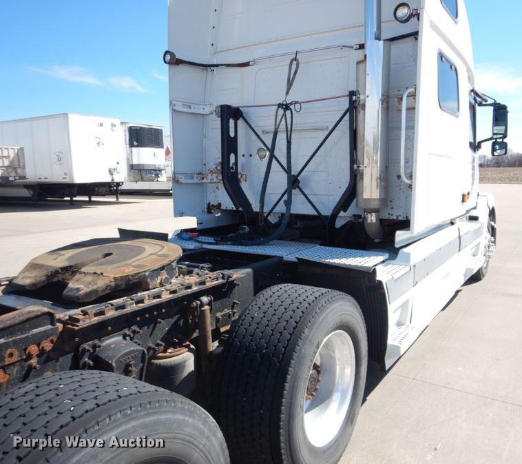 image for item GO9097 2003 Volvo VN semi truck