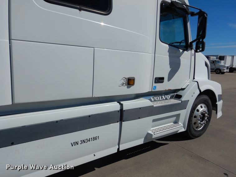 image for item GO9097 2003 Volvo VN semi truck