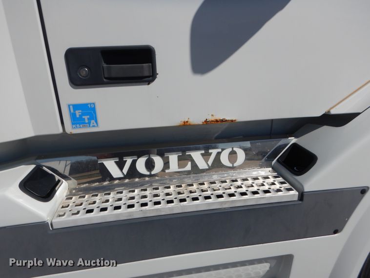 image for item GO9097 2003 Volvo VN semi truck