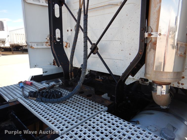 image for item GO9097 2003 Volvo VN semi truck