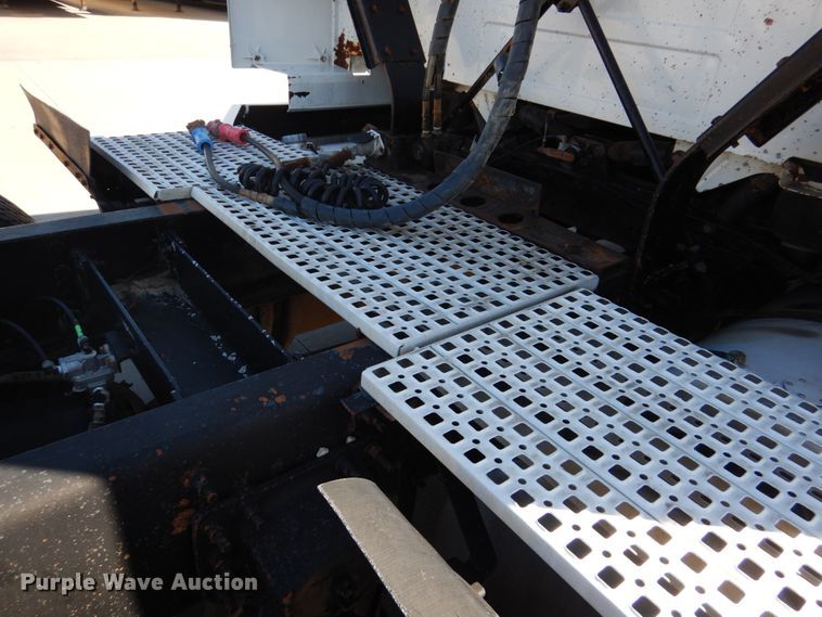 image for item GO9097 2003 Volvo VN semi truck