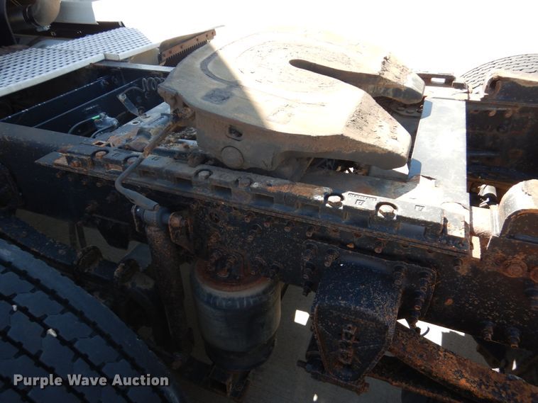 image for item GO9097 2003 Volvo VN semi truck